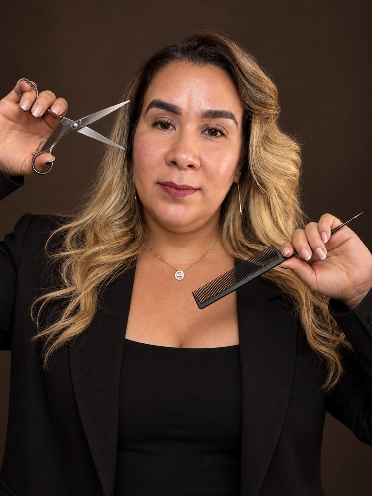 Sheila Reis com tesoura e pente, profissional do Studio de Beleza no Cabula